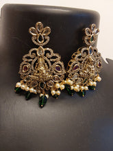 Load image into Gallery viewer, Vitorian emerald chain with godess lakmi
