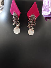 Load image into Gallery viewer, Pink choker with earrings
