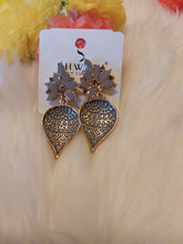 Load image into Gallery viewer, Earrings
