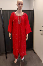 Load image into Gallery viewer, Women kurta, pant and dupatta
