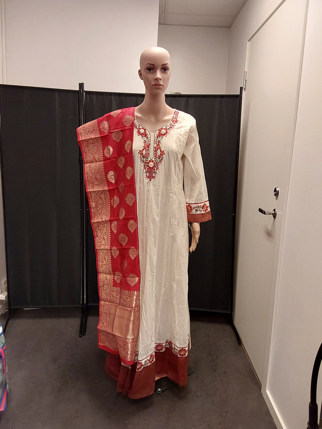 Women long kurta and Duppata