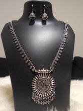 Load image into Gallery viewer, Long oxidized jewellery set
